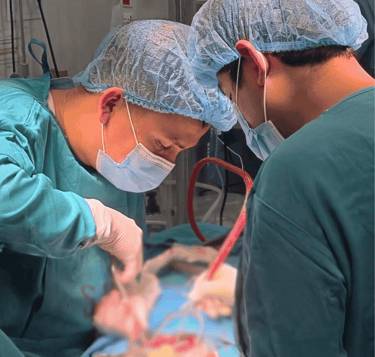 el dr david tafur realizando una cirugia ce columna vertebral