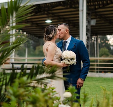 Fotografía de bodas en Quito, Ecuador, pareja de recién casados dándose un beso en un paisaje verde