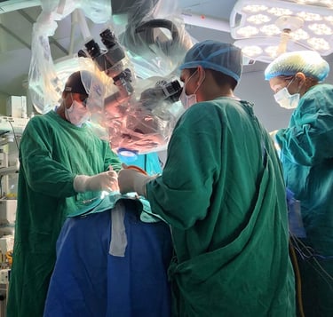Imagen que muestra al Dr. Tafur, Realizando una microcirugía cerebral