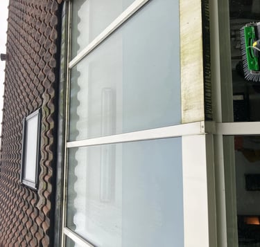 nettoyage de menuiseries autour d'une vitres