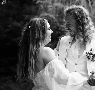 Mariés qui sourient et se regardent après la cérémonie de mariage