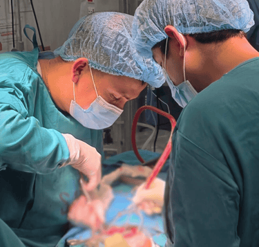 imagen del dr tafur en cirugia de columna vertebral en sala de operaciones