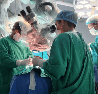 dr davdi tafur realizando una cirugia cerebral