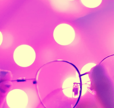 Lunettes sur fond rose et lumineux symbolisant un nouveau regard