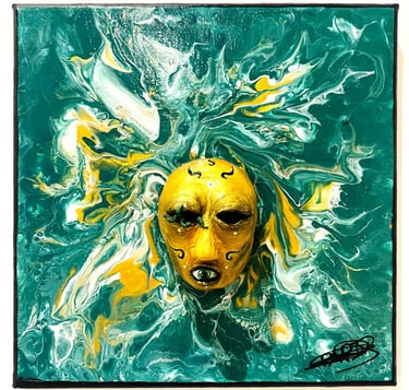un visage sculpté vert sans yeux, avec un oeil dans la bouche qui émerge d'un tableau vert