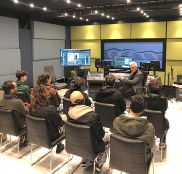 Studenti a lezione nel nuovo studio di registrazione di Creative Hub