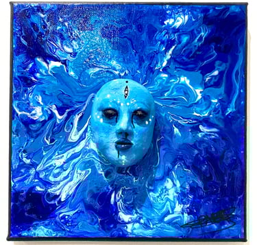 une sculpture d'un visage bleu qui émerge d'un tableau bleu