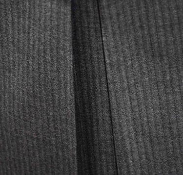 Détail jupe tailleur années 1940.
