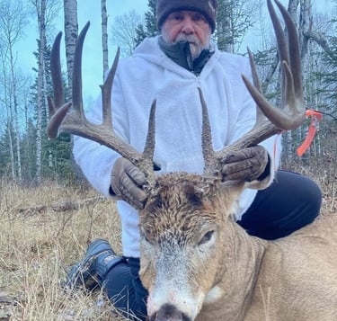 Saskatchewan whitetail hunts - giant saskatchewan 6x6 whitetail with hunter