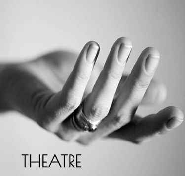 Claire Keim vous tend la main à l'entrée du théâtre