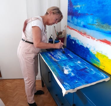Jacqueline Poitevin en train de peindre à l’acrylique