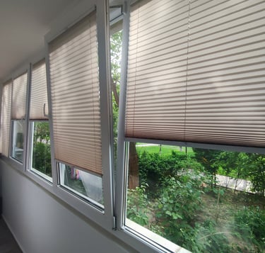 Jaluzele plisate sistem plisse opac montat pe rama ferestrei PVC la comanda