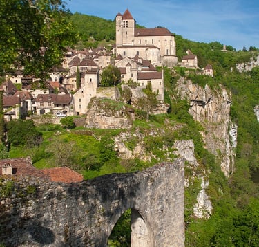 Le village et le rocher des Lapopies