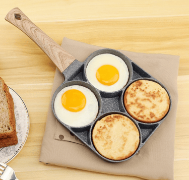 frigideira com quatro rodelas para ovos