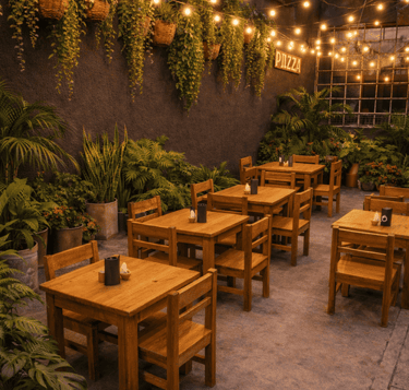 Acogedor restaurante al aire libre con mesas de madera, luces colgantes y exuberantes plantas verdes