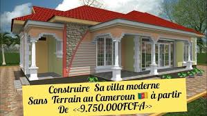 Villa moderne au Cameroun : toit en tuiles rouges et parement en pierre décorative.