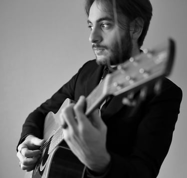Portrait d'artiste, guitariste en noir et blanc, en studio à Brunoy 
