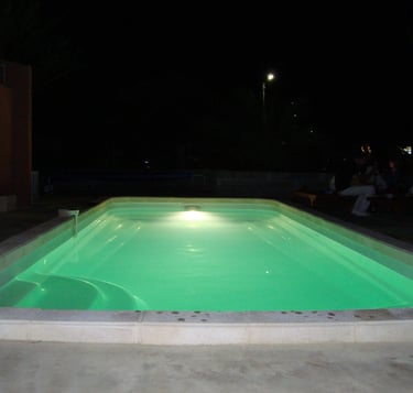 Piscine chauffée et éclairée pour un lieu encore plus féérique