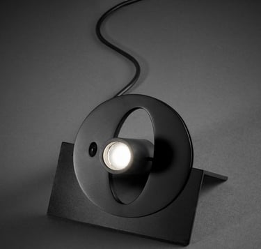 Lámpara de suelo PENDANT LP de metal negro con luz integrada, vista en detalle