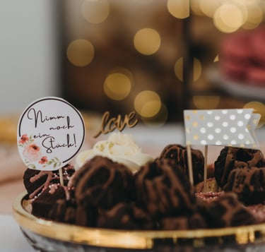 Kuchen in goldener Schale