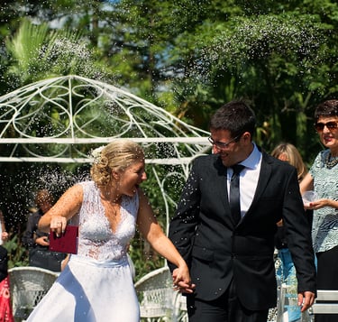 los novios y el arroz, casamiento de día, fotógrafos de casamientos en Córdoba
