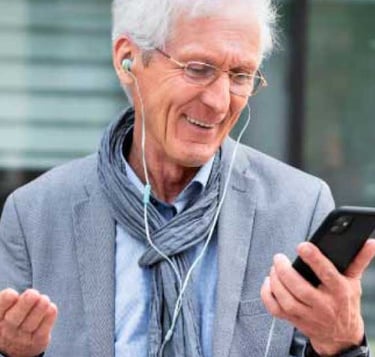 hombre mayor mirando su smartphone