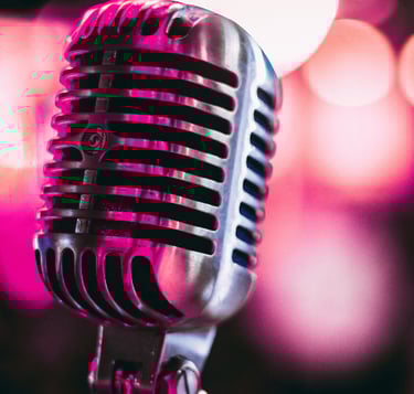 Micro rétro sur fond rose symbolisant le fait de faire entendre sa voix