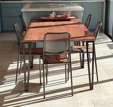 table salon dans le soleil meublé de tourisme confort et lumière