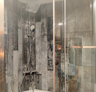 cabine de douche bain meublé de tourisme confort et lumière
