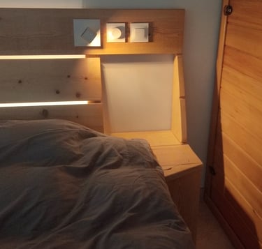 chambre 1, lit, table de nuit, meublé de tourisme confort et lumière