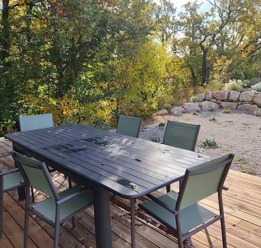 table extérieure, jardin et garrigue, meublé de tourisme confort et lumière