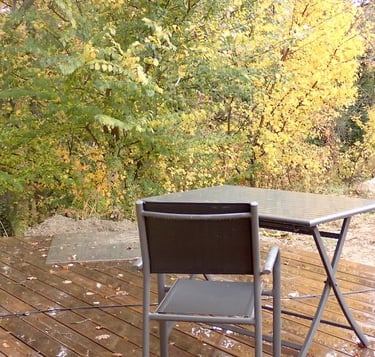 petite table, terrasse sud, meublé de tourisme confort et lumière