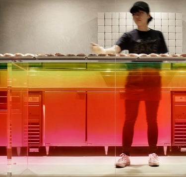 Contoh Penggunaan Akrilik sebagai interior cafe