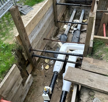 Baugrube mit Rohrleitungen – UFT Bau GmbH Gas- und Fernwärmeanschlüsse Berlin