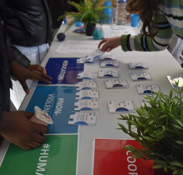 Stand d'animation du jeu de la paix présenté au Lycée de L'ENNA par l'association Le Noeud Bleu