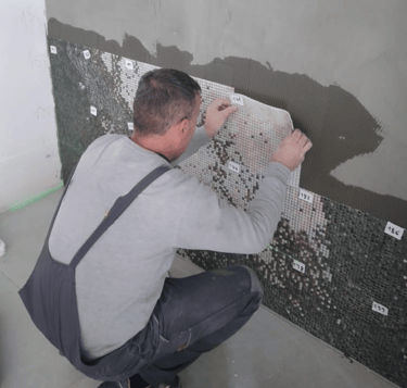 Nahaufnahme der Glasmosaik-Verfugung – Die richtige Farbwahl sorgt für harmonische Optik.