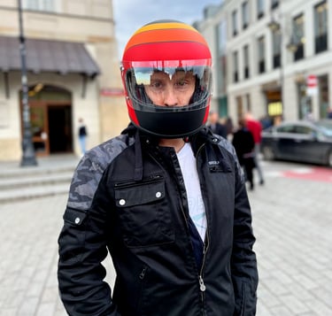 Motocyklista prezentujący kask retro DMD Rocket Fuoco na rynku starego miasta w Warszawie