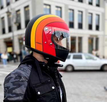 Motocyklista prezentujący kask retro DMD Rocket Fuoco na rynku starego miasta w Warszawie