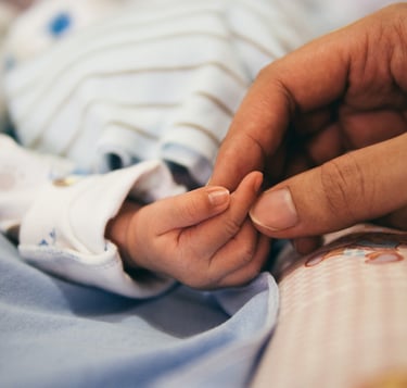 Main d'une maman qui tient la main d'un bébé