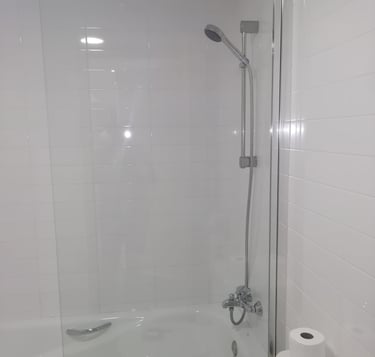 Fabricación e instalación de mamparas de cristal para baños particulares.