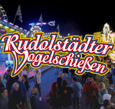 Das Logo des Rudolstädter Vogelschießens vor dem Hintergrund eines belebten nächtlichen Jahrmarkts