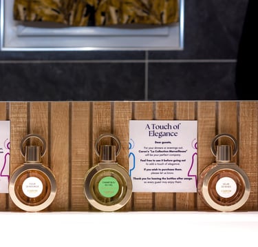 Les flacons du parfum dans la salle de bain de la chambre d'hôte du Domaine Des Lucques