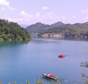 Relaxing atmosphere on Jablanica Lake – Enjoy a serene boat ride surrounded by nature