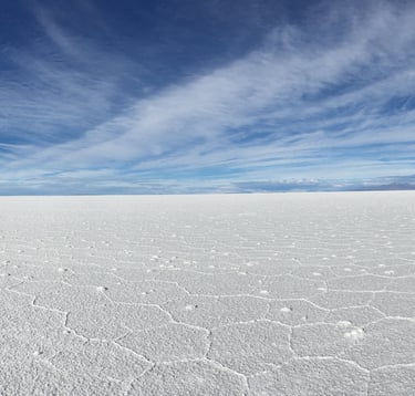 Horizon infini du Salar d’Uyuni, où le sol de sel blanc et le ciel bleu se confondent dans le silenc
