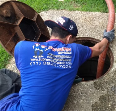 sucção de tubulação de esgoto