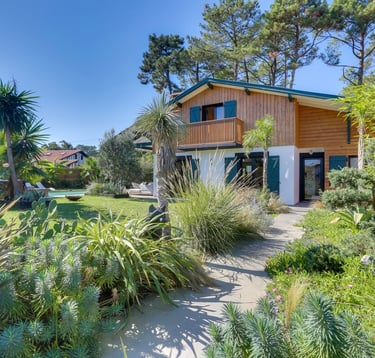 Vue extérieure de la Villa Les Pins à Tarnos, maison de vacances avec jardin paysager