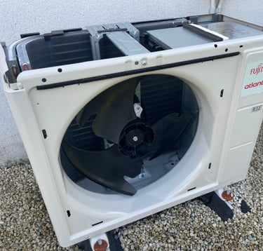 Maintenance PAC : nettoyage de l'évaporateur et du ventilateur sans capot par PAC OURAGAN.