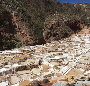 Vue panoramique des salines de Maras dans la Vallée Sacrée du Pérou, AYRAMA Voyage Signature
