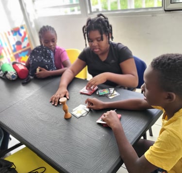 groupe d'enfants jouant à Jungle Speed