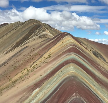 Vue panoramique de la Montaña Vinicunca, la montagne des sept couleurs du Pérou, avec ses strates